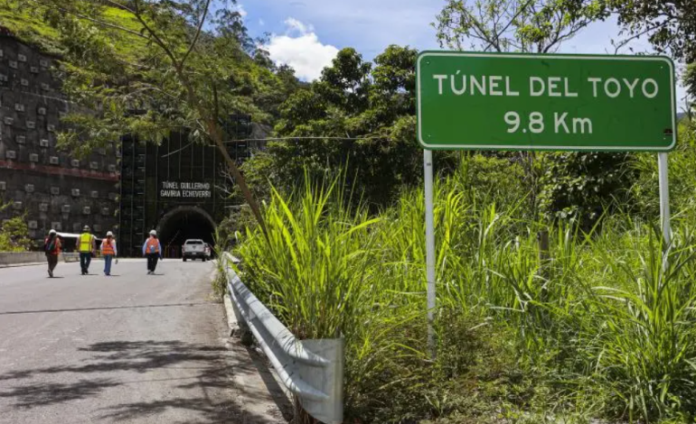 Vista de las obras del túnel del Toyo, en Antioquia, mientras la Contraloría alerta sobre retrasos en la instalación de equipos electromecánicos que podrían aplazar su puesta en funcionamiento.