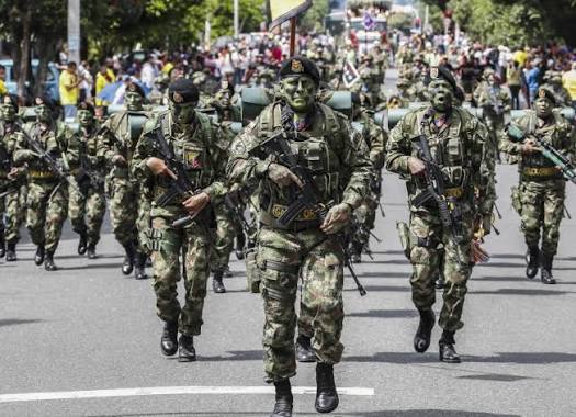 Integrantes de las Fuerzas Militares y la Policía Nacional desfilan durante la celebración del 20 de julio en Medellín, en homenaje a la Independencia de Colombia y a la labor de la Fuerza Pública.