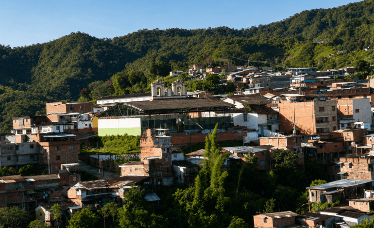 8 personas retenidas en zona rural de Anorí, Antioquia, en medio de una investigación por secuestro.