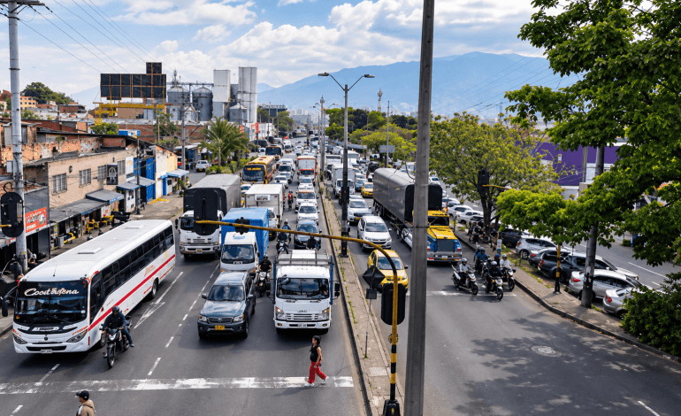 Policía atiende riña en el barrio Viviendas del Sur de Itagüí donde un hombre resultó herido con cuchillo.