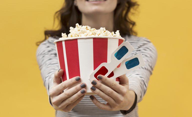 Personas disfrutando de una función de cine gratuita en Itagüí.