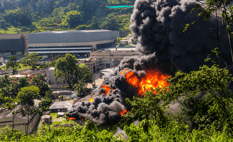 Incendio consume empresa de reciclaje en Pueblo Viejo, La Estrella, Antioquia.