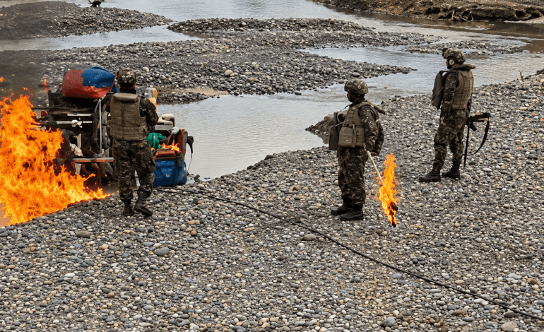 Autoridades inutilizan dragas de minería ilegal en Cáceres Bajo Cauca Antioquia.