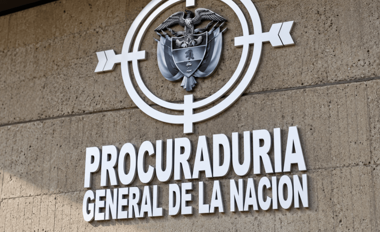 Profesor sancionado e investigado por continuar dando clases pese a inhabilidades disciplinarias.
