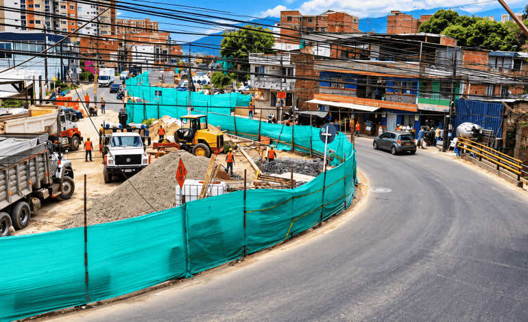 Obras de ampliación de la vía San Antonio de Prado e Itagüí en el sector La Limona