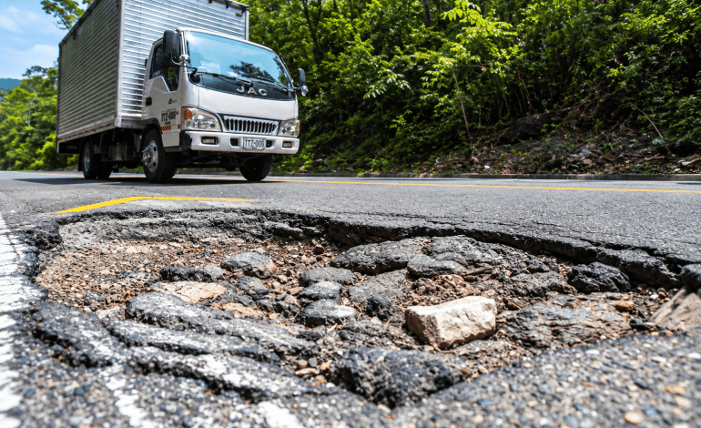 Deterioro de la autopista Medellín-Bogotá en el tramo El Santuario-Caño Alegre.