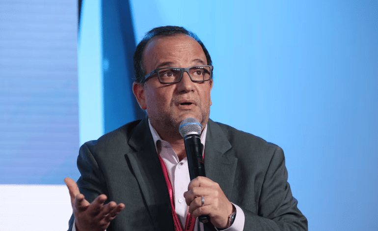 Consumidores colombianos realizando compras en un establecimiento comercial, en medio de cambios en los hábitos de consumo y el presupuesto familiar.