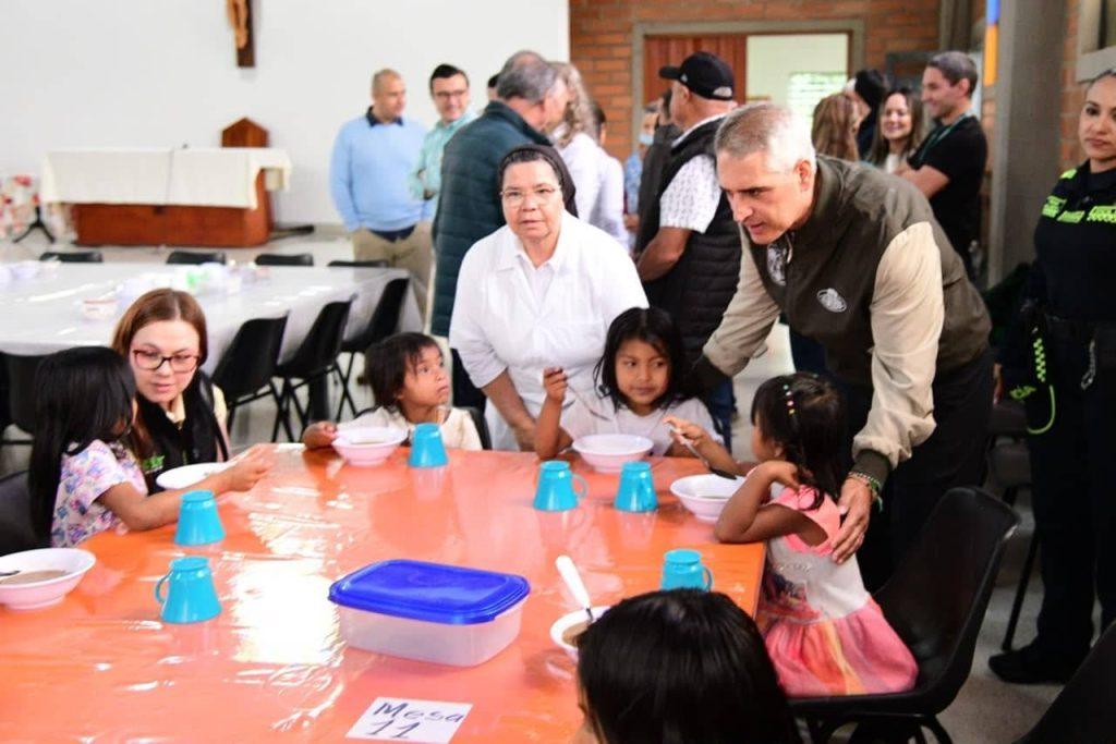  Visita al comedor comunitario de Urrao, con niños y adultos alrededor de una mesa. Referencia a Banco de alimentos de Urrao