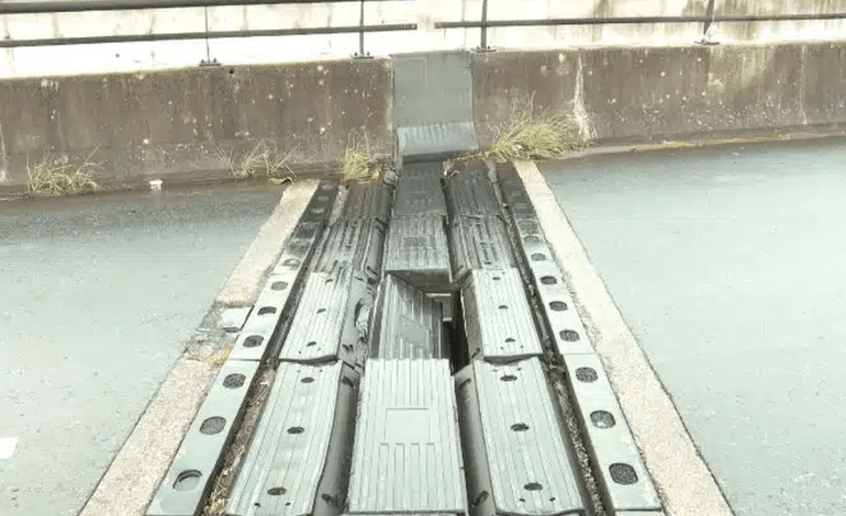 Daño en la junta del puente de La Ayurá.