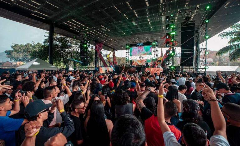 Jóvenes y asistentes disfrutan de un festival de música electrónica en el Parque del Artista de Itagüí. Referencia a festival de las juventudes 2026