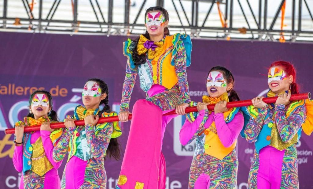Jóvenes artistas de la agrupación Acrozank realizan una presentación acrobática y cultural en Itagüí. Referencia a Festival de las Juventudes 2026