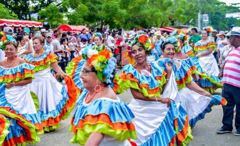 Bailarinas de cumbia con vestuario tradicional durante el Festival del Porro en San Pelayo, Córdoba. Referencia a porroteca en Itagüí