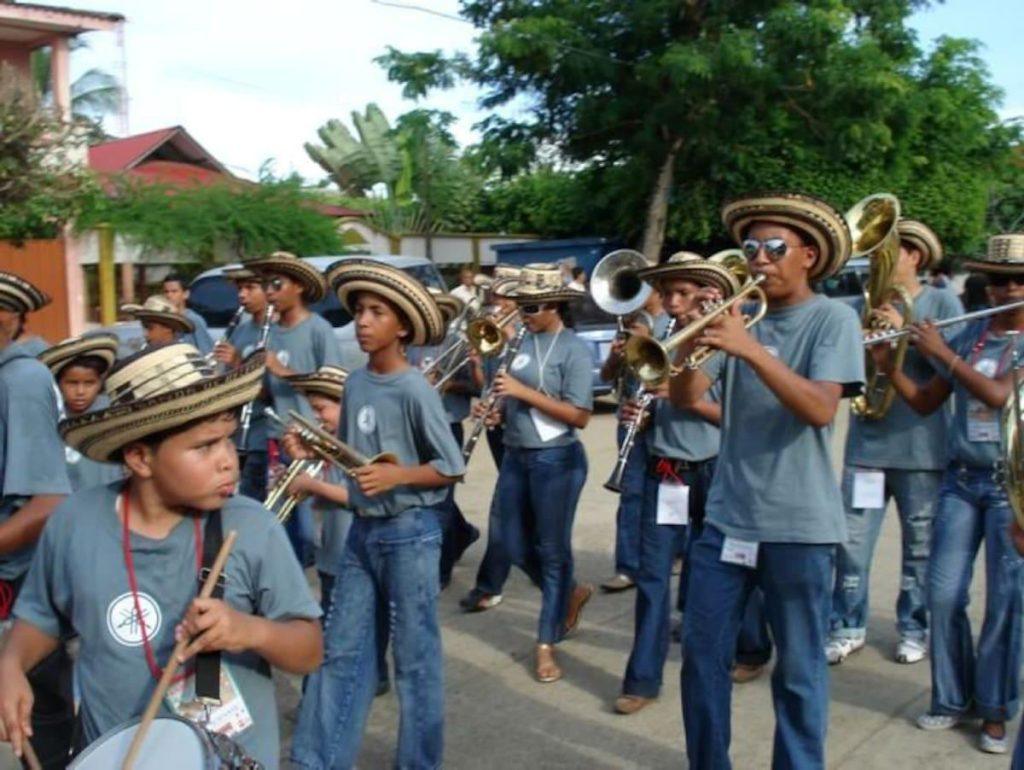 Músicos con instrumentos de viento y percusión participan en el Festival del Porro de San Pelayo, Córdoba. Referencia a porroteca en Itagüí