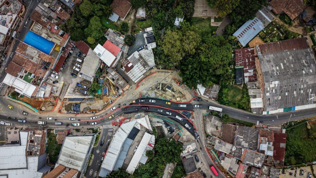 Vista aérea del paso provisional y las obras del puente de La Limona, con vehículos en circulación.