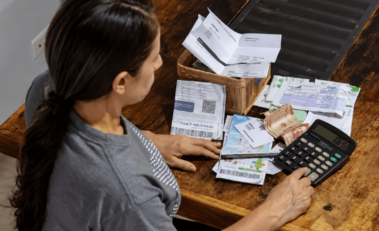 Propuesta para limitar pagos en efectivo en Colombia al comprar viviendas, carros y lotes.